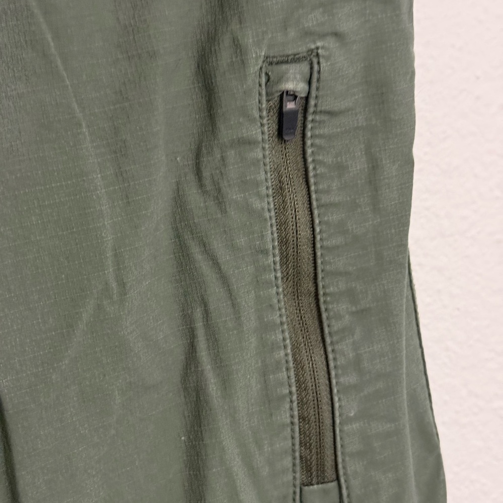 Vuori Men's Green Khakis - Picture 3 of 8